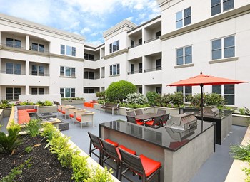 Six1Five Apartments Outdoor Grill & Seating